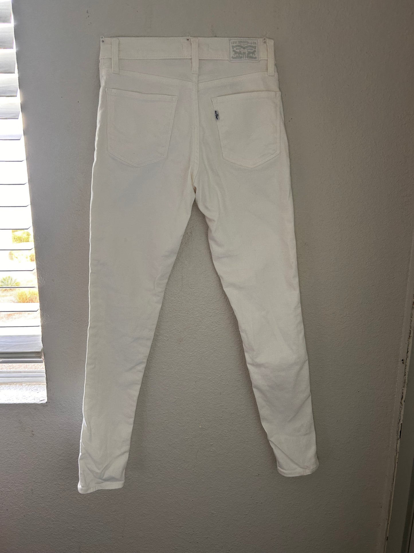 Levis White Skinny Jeans/ Mid- Rise stretch Denim