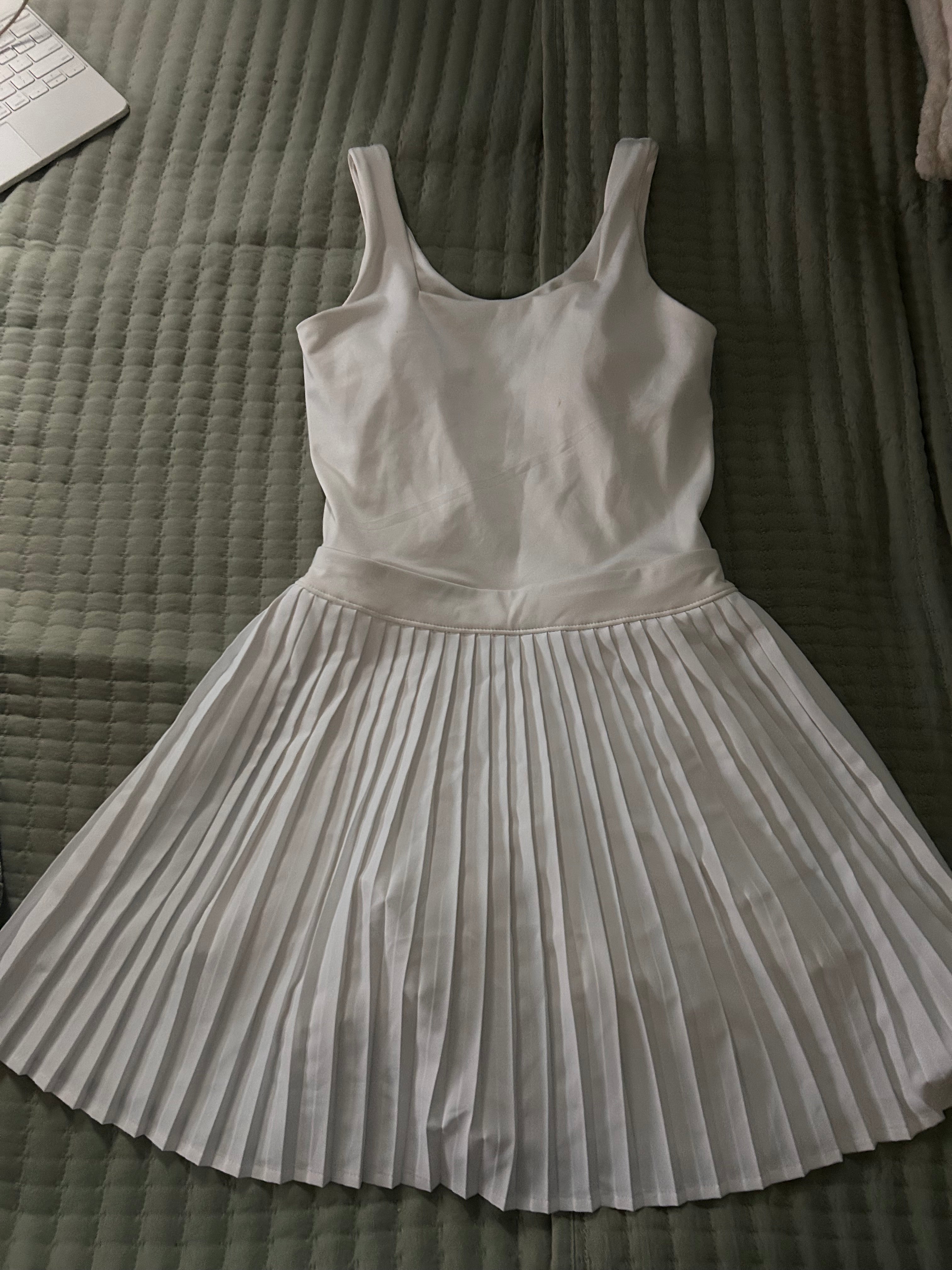 Chic white dress with pleated skirt
