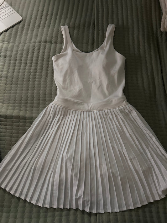 Chic white dress with pleated skirt