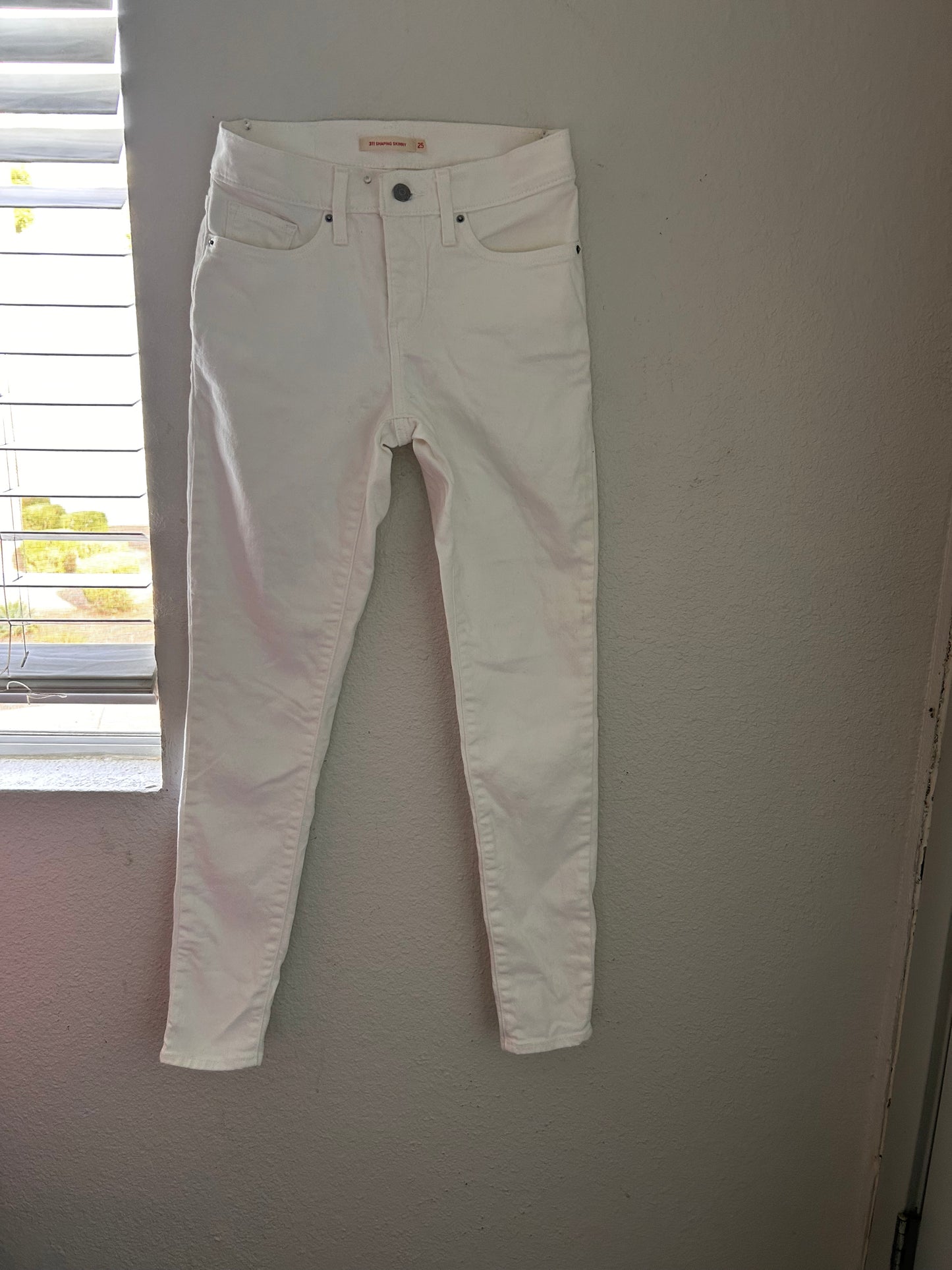 Levis White Skinny Jeans/ Mid- Rise stretch Denim