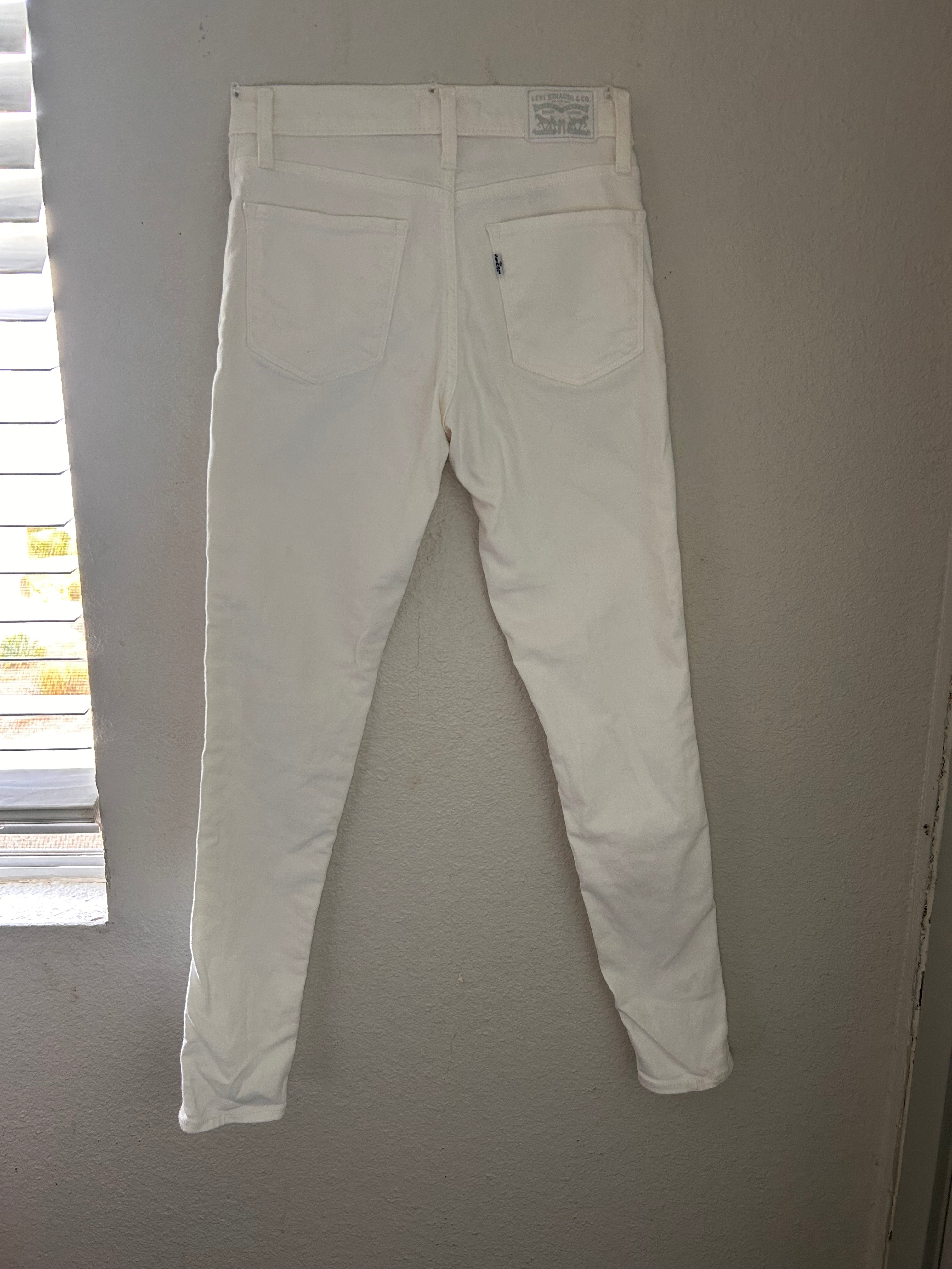 Levis White Skinny Jeans/ Mid- Rise stretch Denim